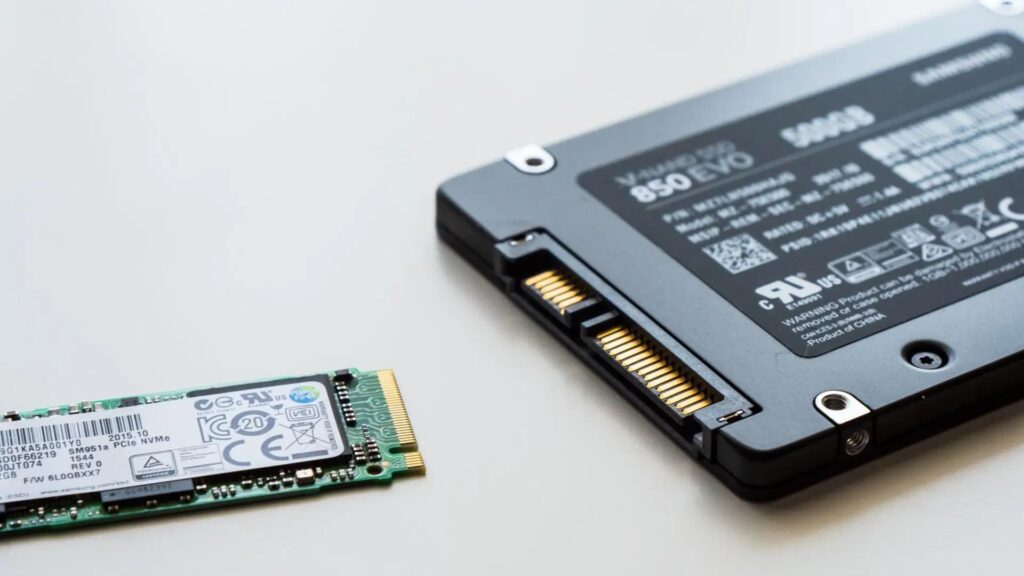 Comparação visual entre HD e SSD mostrando diferença de velocidade