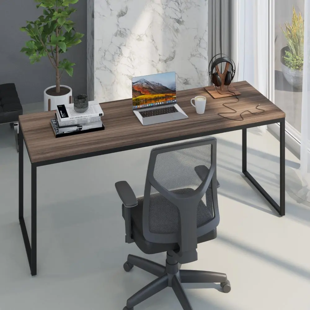 Mesa para setup 180cm com múltiplos monitores periféricos e amplo espaço de trabalho