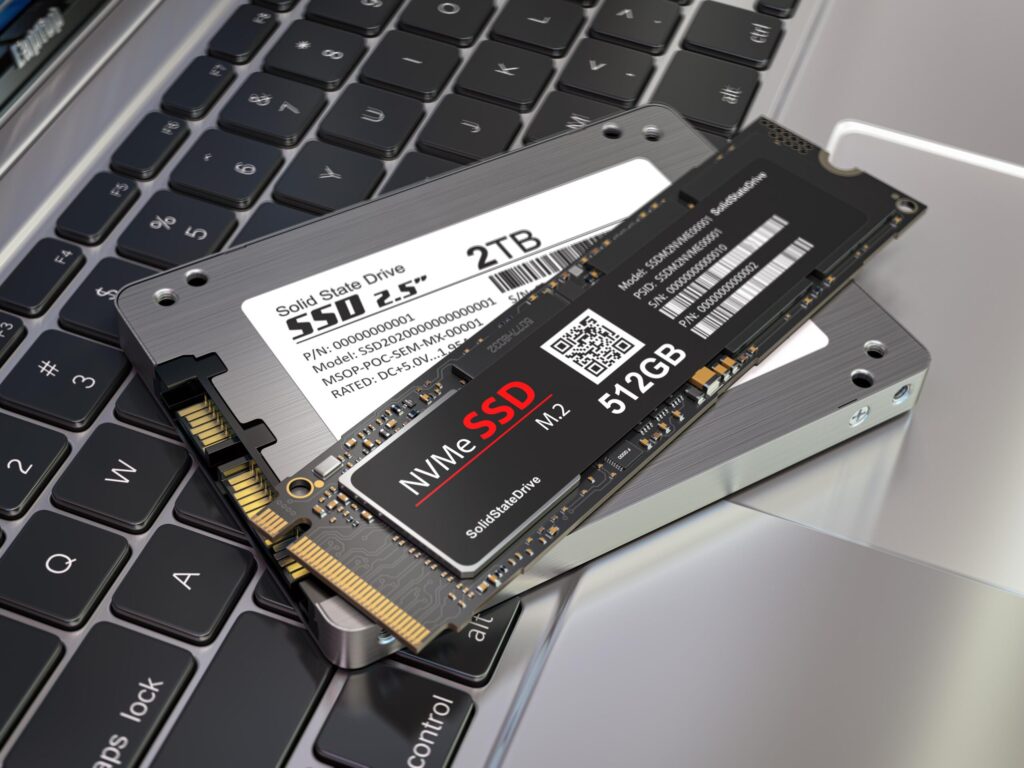 Comparação entre SSD e HD mostrando diferença de desempenho em notebooks Windows.