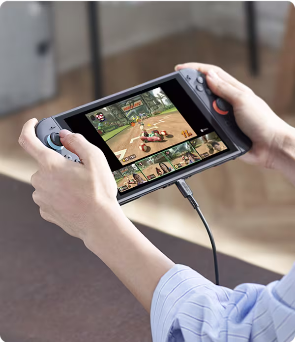 Pessoa utilizando Nintendo Switch 2 no modo portátil