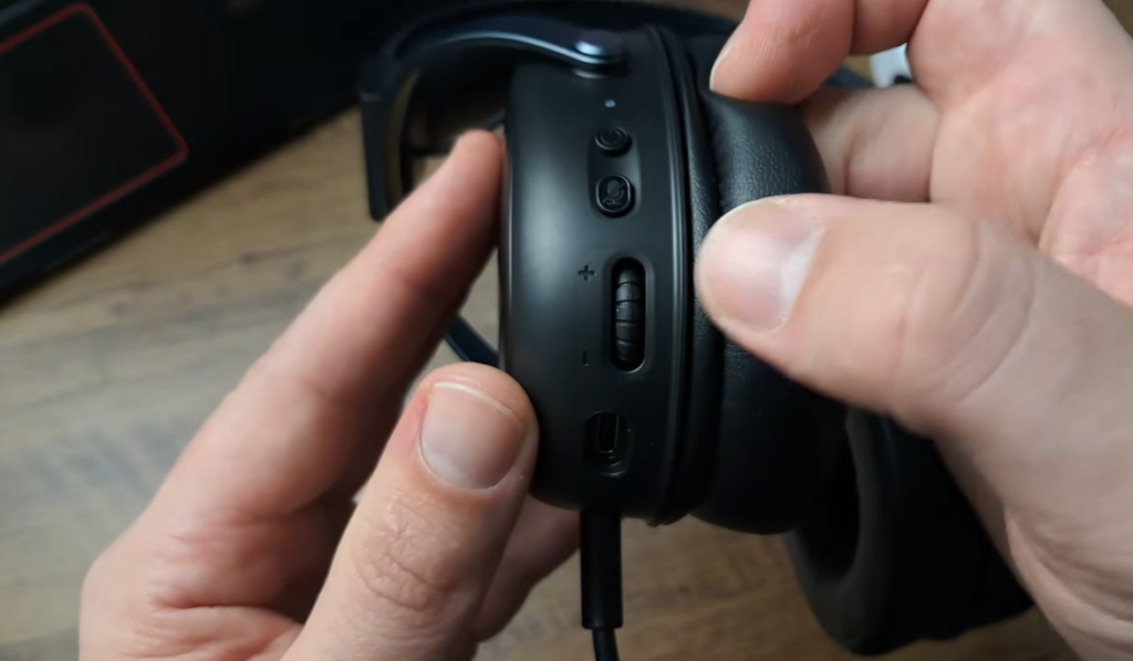 Botões de controle e porta USB-C do headset Akko Verge S9 Ultra